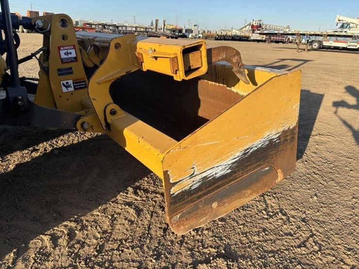 2020-deere-210l-image-22