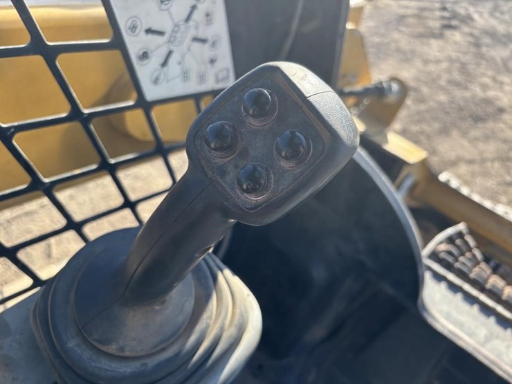 2016-caterpillar-259d-image-22