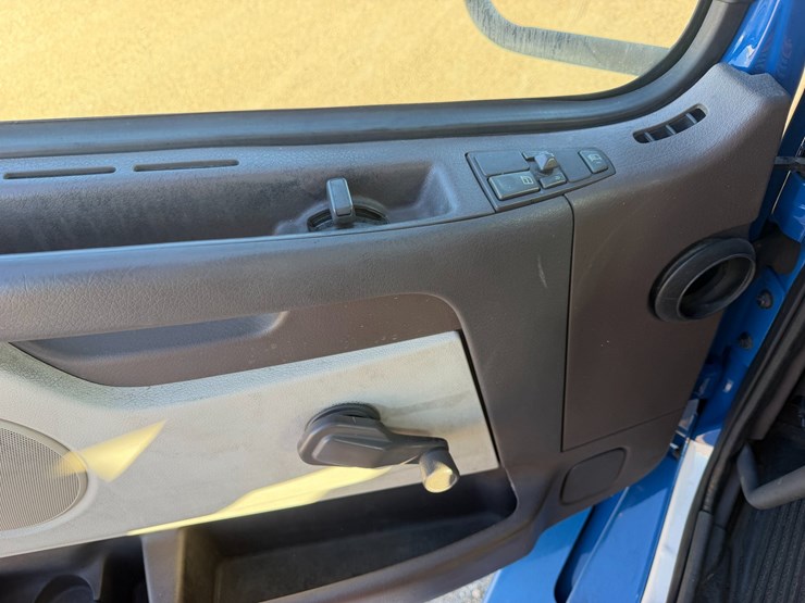 2015-volvo-vnl42t300-image-14