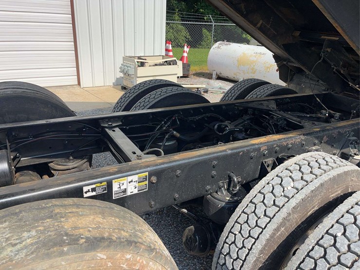 2019-kenworth-t8-series-dump-truck-image-15