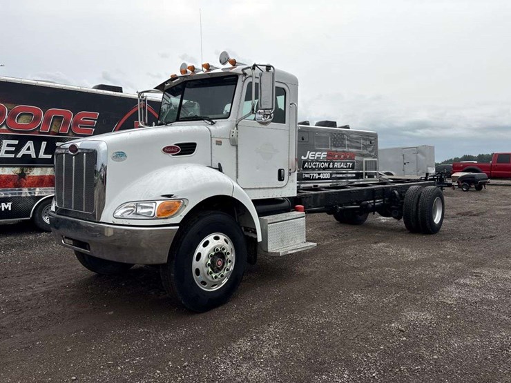 2009-peterbilt-335-image-1