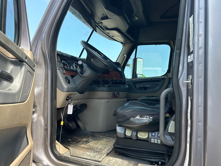 2015-freightliner-cascadia-125-image-9