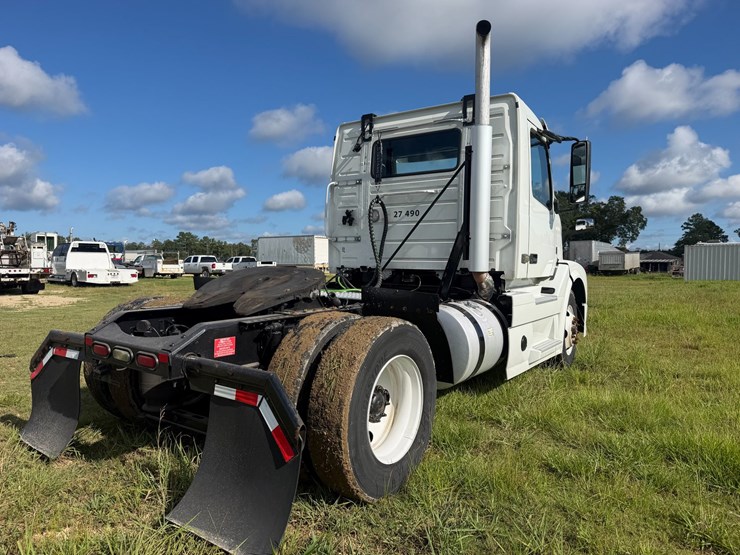 2018-volvo-vnl42t300-image-4