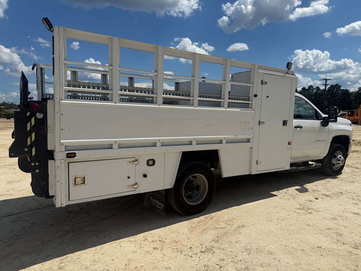 2020-chevrolet-3500-image-3