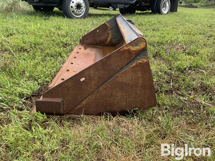 cnh-78"-heavy-duty-low-profile-skid-steer-bucket-image-8