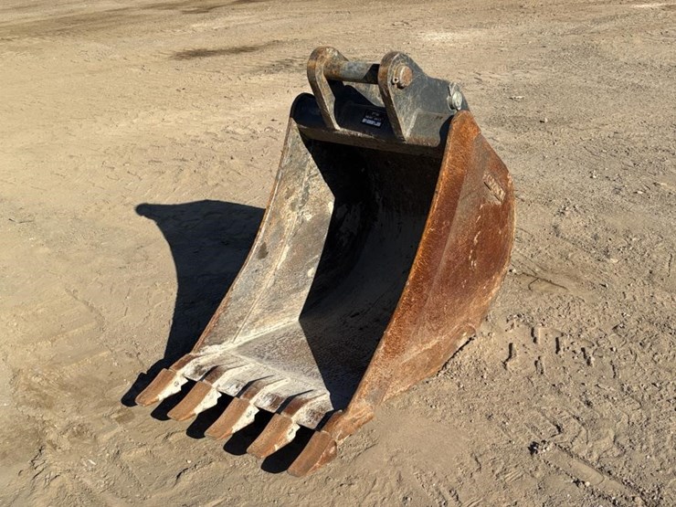 24"-central-fabricators-backhoe-bucket-image-1