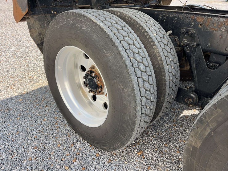 2019-kenworth-t8-series-dump-truck-image-22