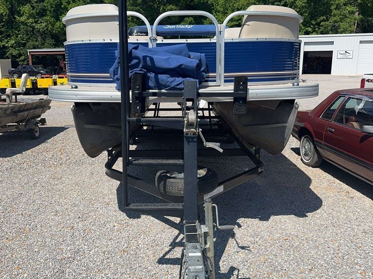 2012-suntracker-24'-dlx-pontoon-boat-(party-barge)-image-2