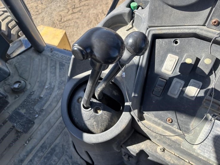 2007-deere-410j-image-39