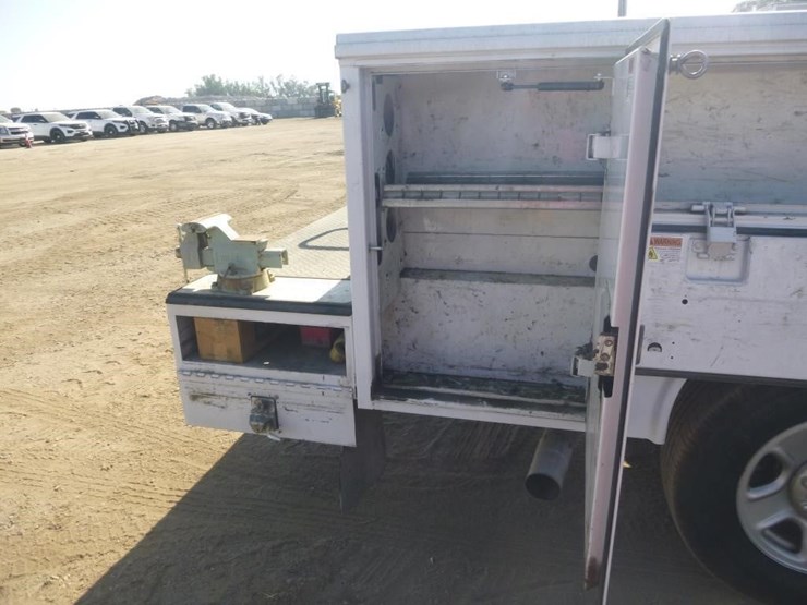 2016-dodge-3500-image-19