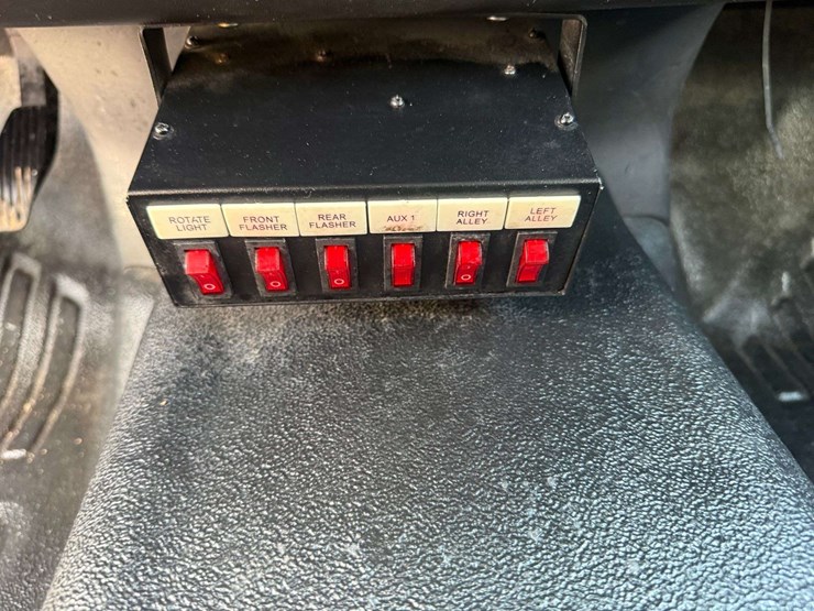 2020-chevrolet-3500-image-31