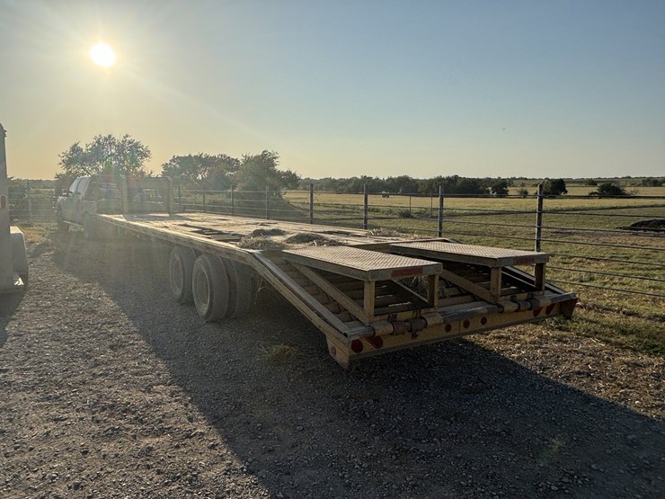 2001-haybuster-32'+5-tandem-dual-gooseneck-flatbed-trailer-image-4