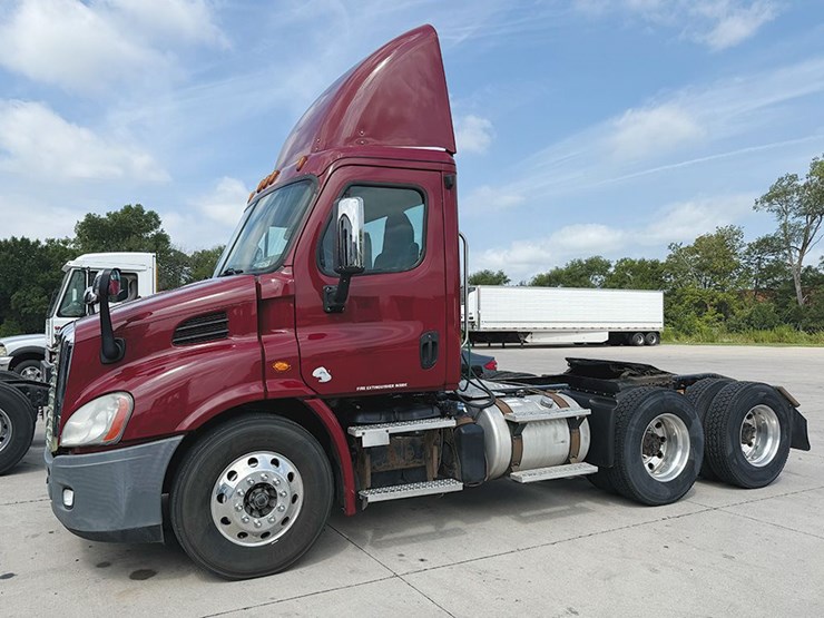 2016-freightliner-cascadia-113-image-1