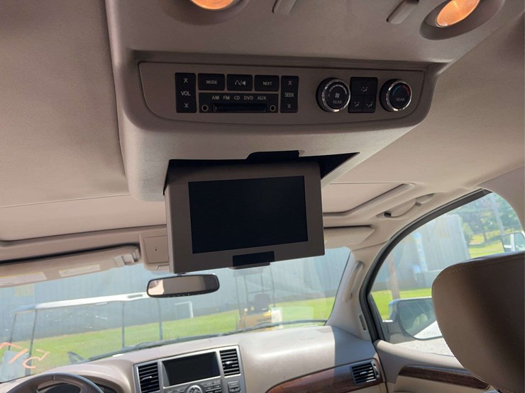 2011-nissan-armada-image-15