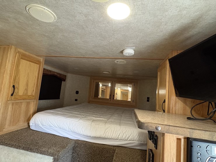 2018-bison-8011ldstlt-stock-combo-living-quarters-trailer-image-61