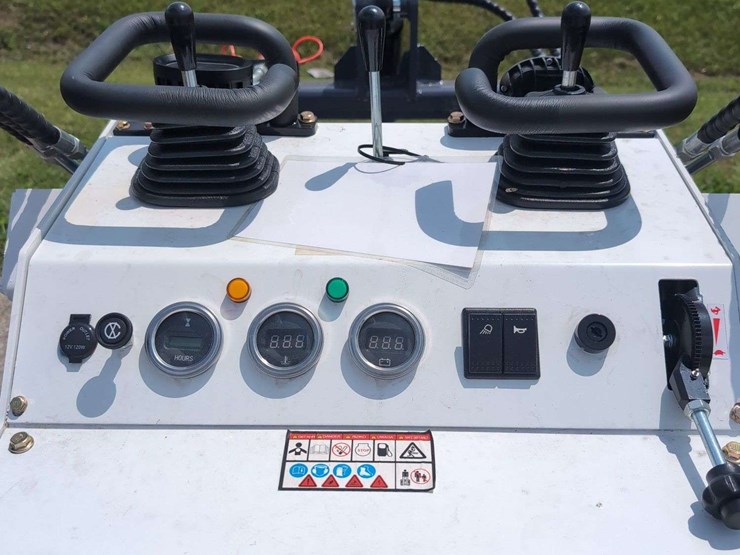 zjg-mini-skid-steer-loader-zj-380-(white)---15hp-image-8