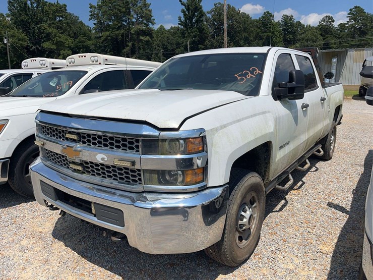 2019-chevrolet-silverado-hd-truck-image-1