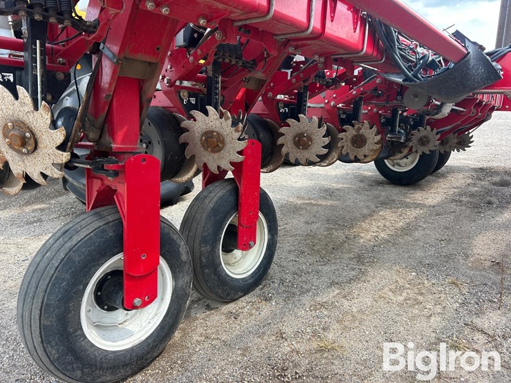 2013-massey-ferguson-8180-16r30-planter-image-7