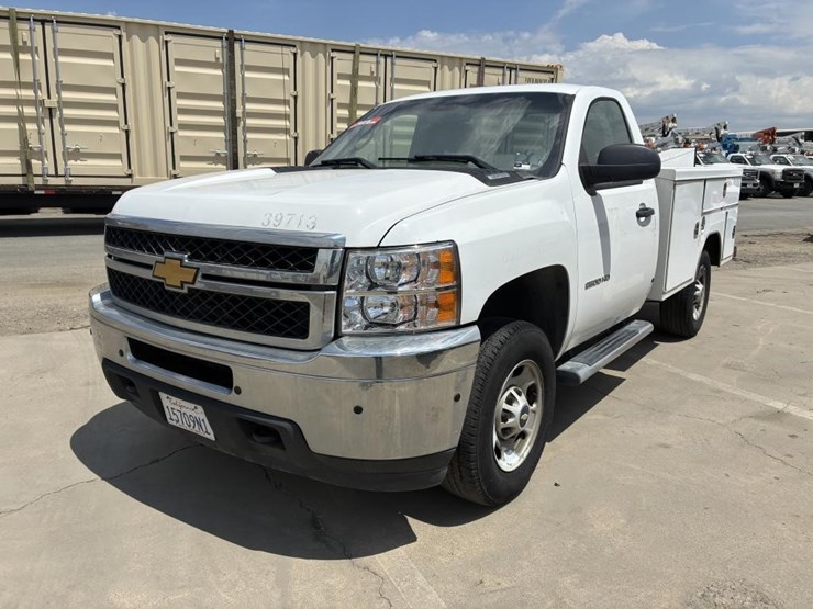 2013-chevrolet-silverado-2500-image-2