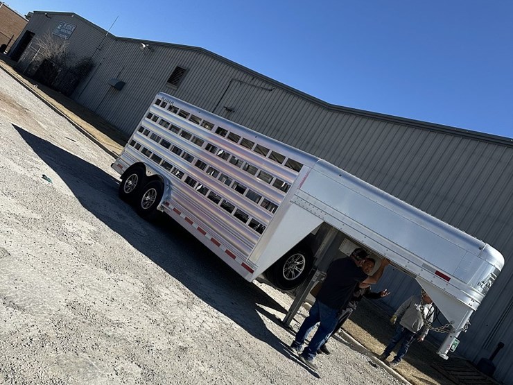 2025-platinum-18'-x-8"-livestock-trailer-image-3