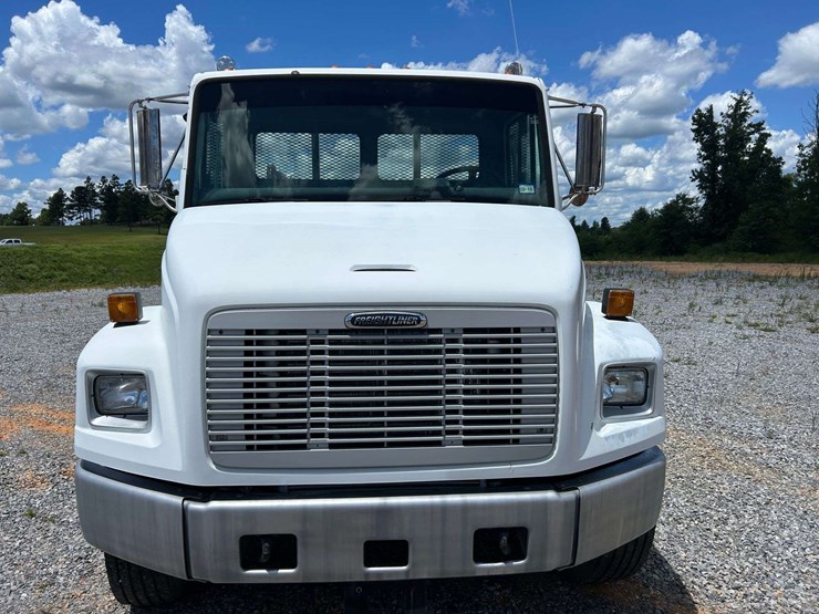 2004-freightliner-fl80-image-8
