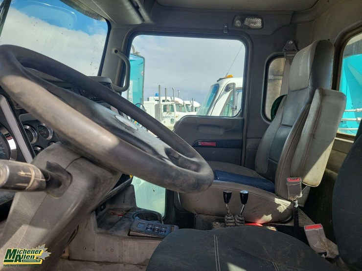 non-operable-2015-kenworth-t4-series-t/a-hook-lift-truck-image-12