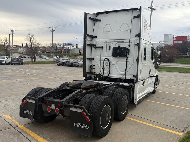 2023-freightliner-cascadia-126-image-4