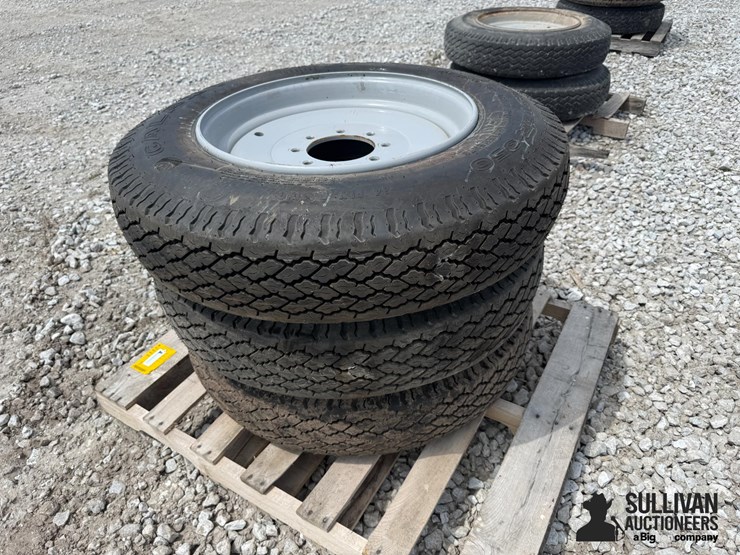 galaxy-9-22.5-tires-on-kinze-8-bolt-wheels-(bid-per-unit)-image-4