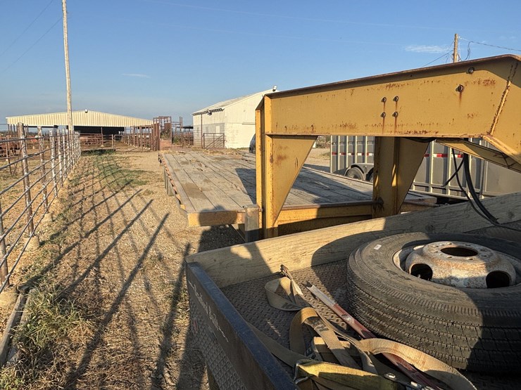 2001-haybuster-32'+5-tandem-dual-gooseneck-flatbed-trailer-image-2
