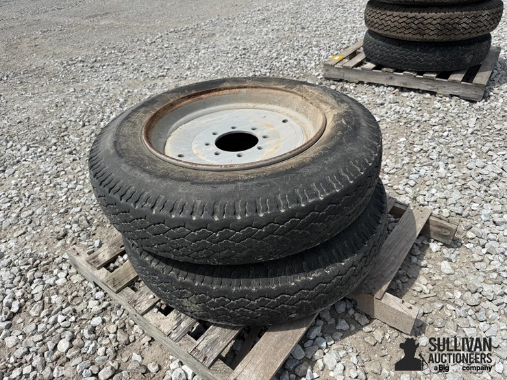 galaxy-9-22.5-tires-on-kinze-8-bolt-wheels-(bid-per-unit)-image-3