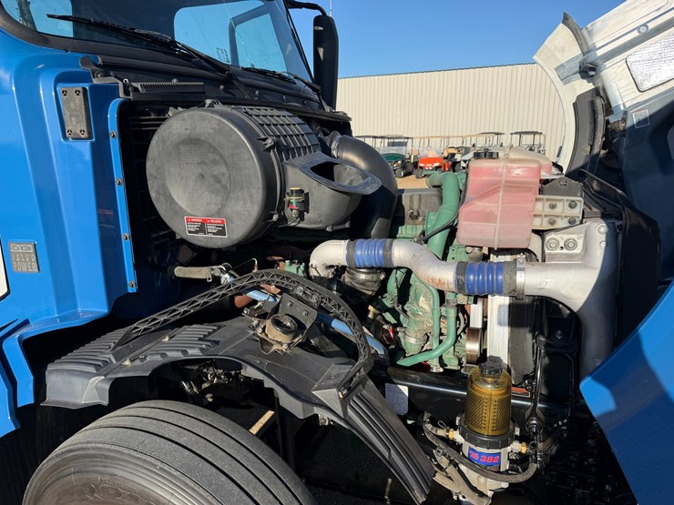 2015-volvo-vnl42t300-image-8