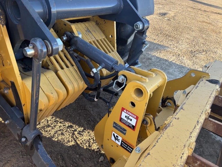 2020-deere-210l-image-24