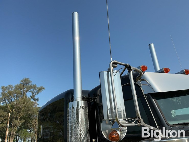 2017-peterbilt-389-image-17