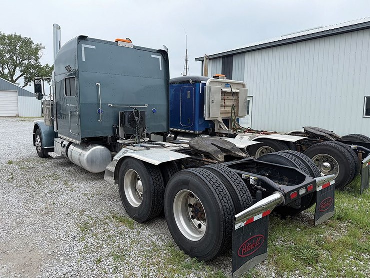 2020-peterbilt-389-image-2