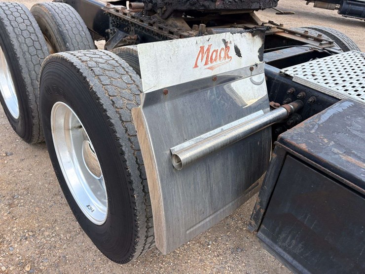 2005-mack-chn613-image-26
