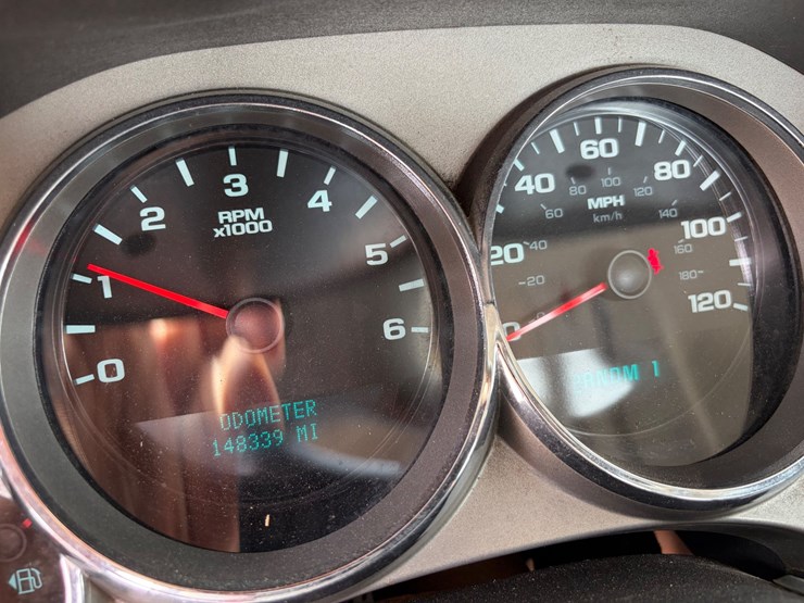 2014-chevrolet-3500-image-13