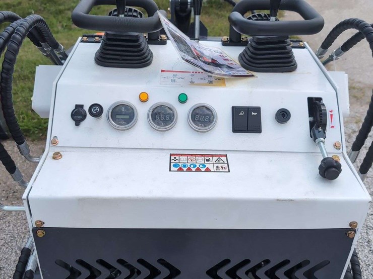 zjg-mini-skid-steer-loader-zj-380-(white)---15hp-image-6