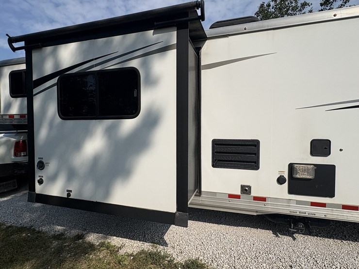 2018-bison-8011ldstlt-stock-combo-living-quarters-trailer-image-42