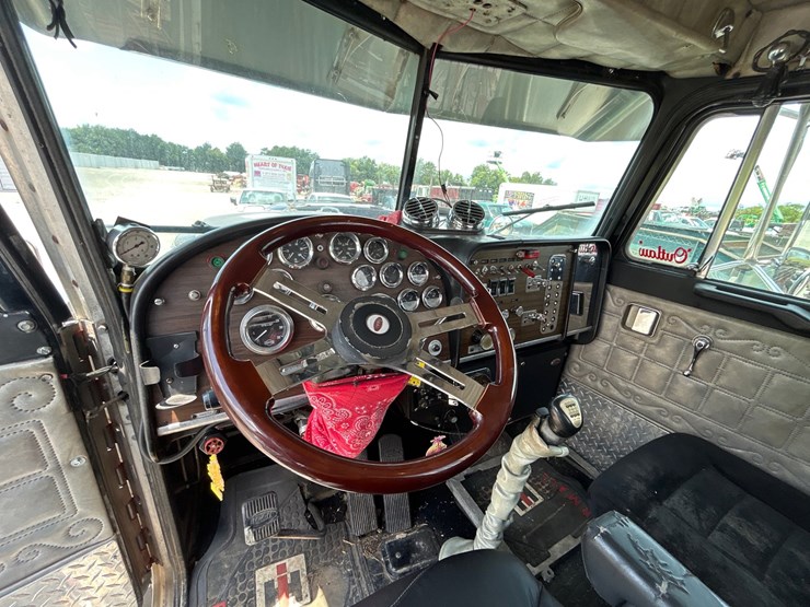 1986-peterbilt-359-image-13