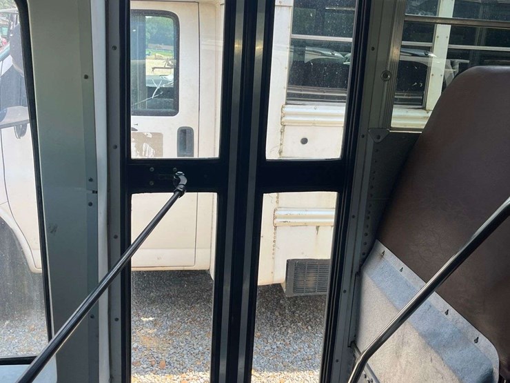 2001-chevrolet-express-bus-image-15