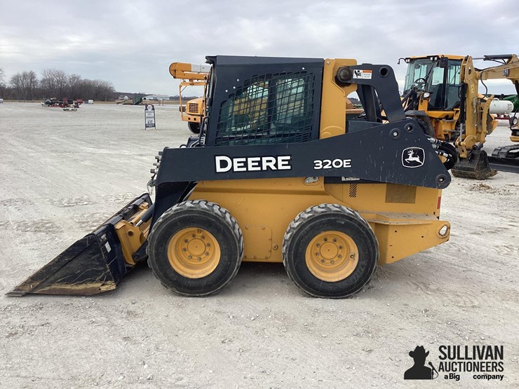 2016-deere-320e-image-8