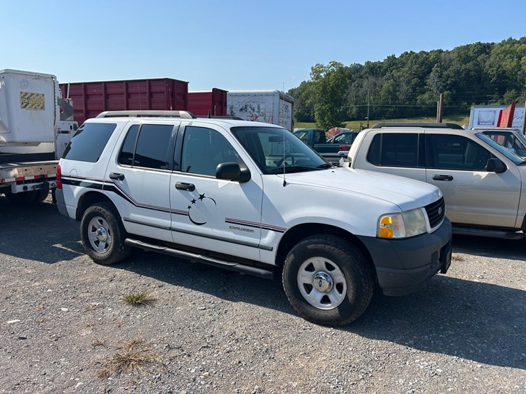 2005-ford-explorer-image-1