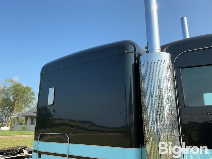 2017-peterbilt-389-image-19