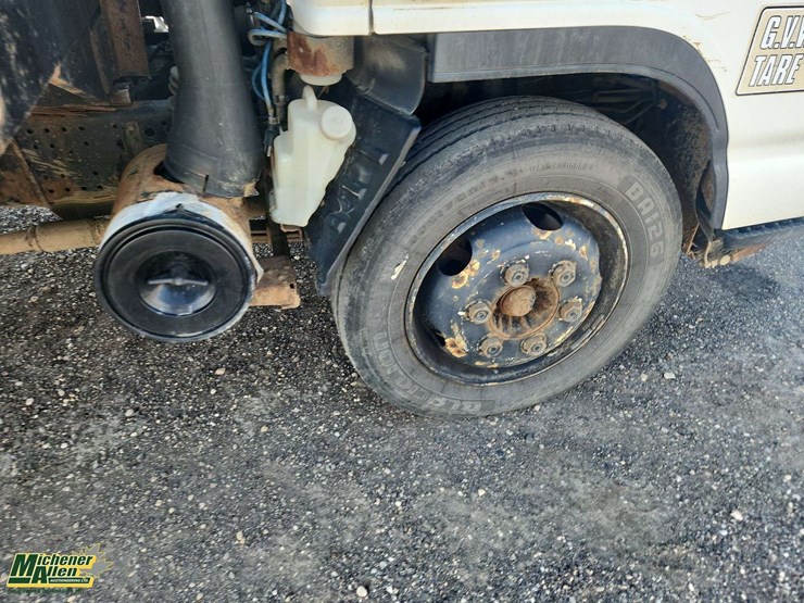 2005-gmc-w5500-image-12