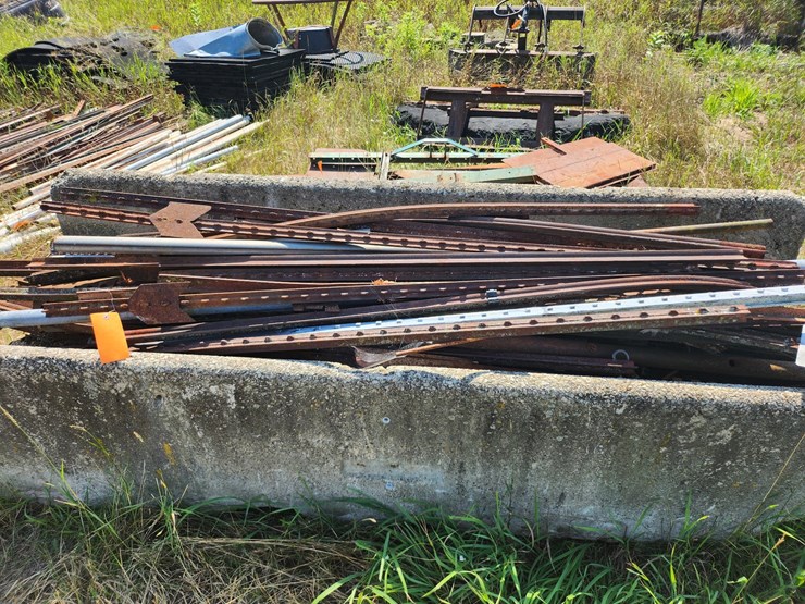 #2829-•-large-pile-of-used-t-posts-image-3