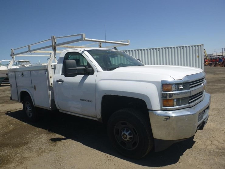 2017-chevrolet-2500hd-image-2