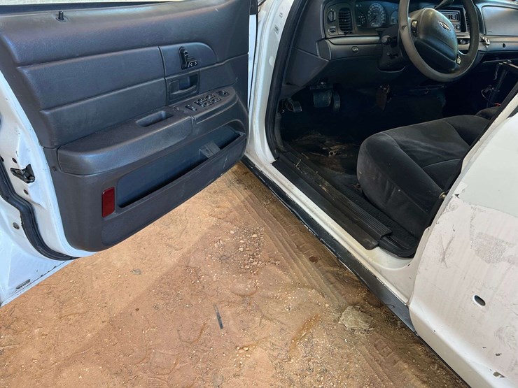 2004-ford-crown-vic-(211,135-miles)-image-23