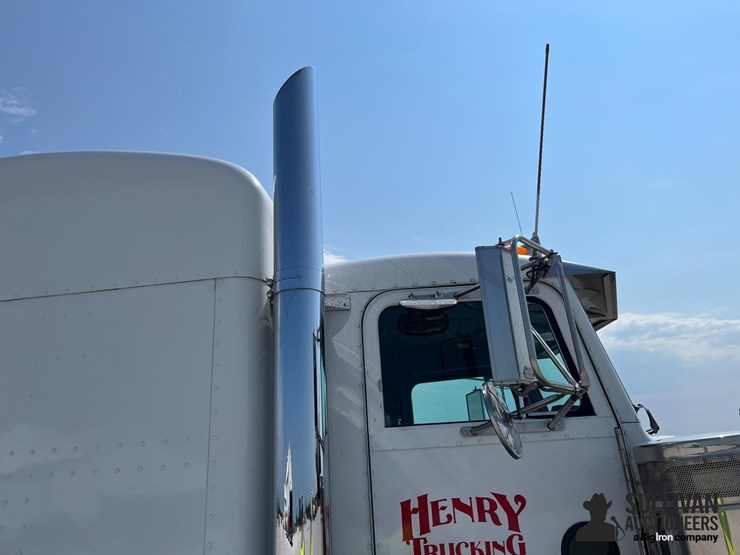 2000-peterbilt-379-image-17