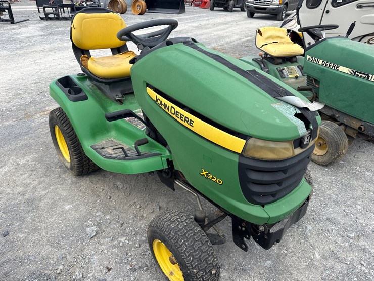 john-deere-x320-image-3