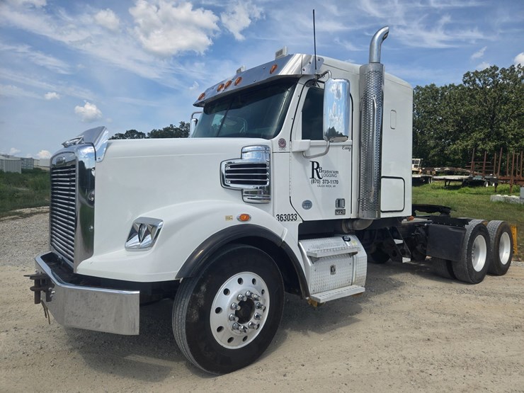 2017-freightliner-122sd-image-2